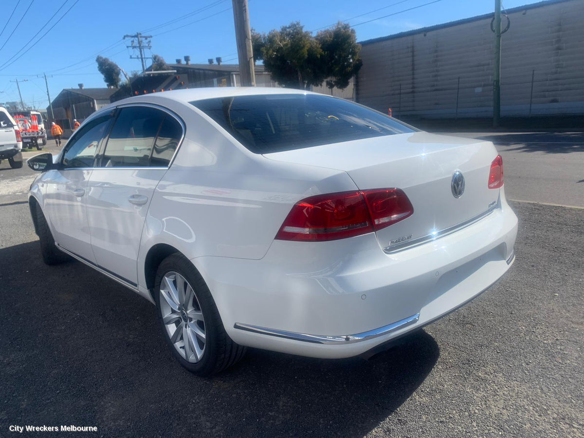 VOLKSWAGEN PASSAT RIGHT TAILLIGHT, 3C/MK6 B7, SEDAN, NON LED TYPE, 09/2010 - 05/2015 - Image 1