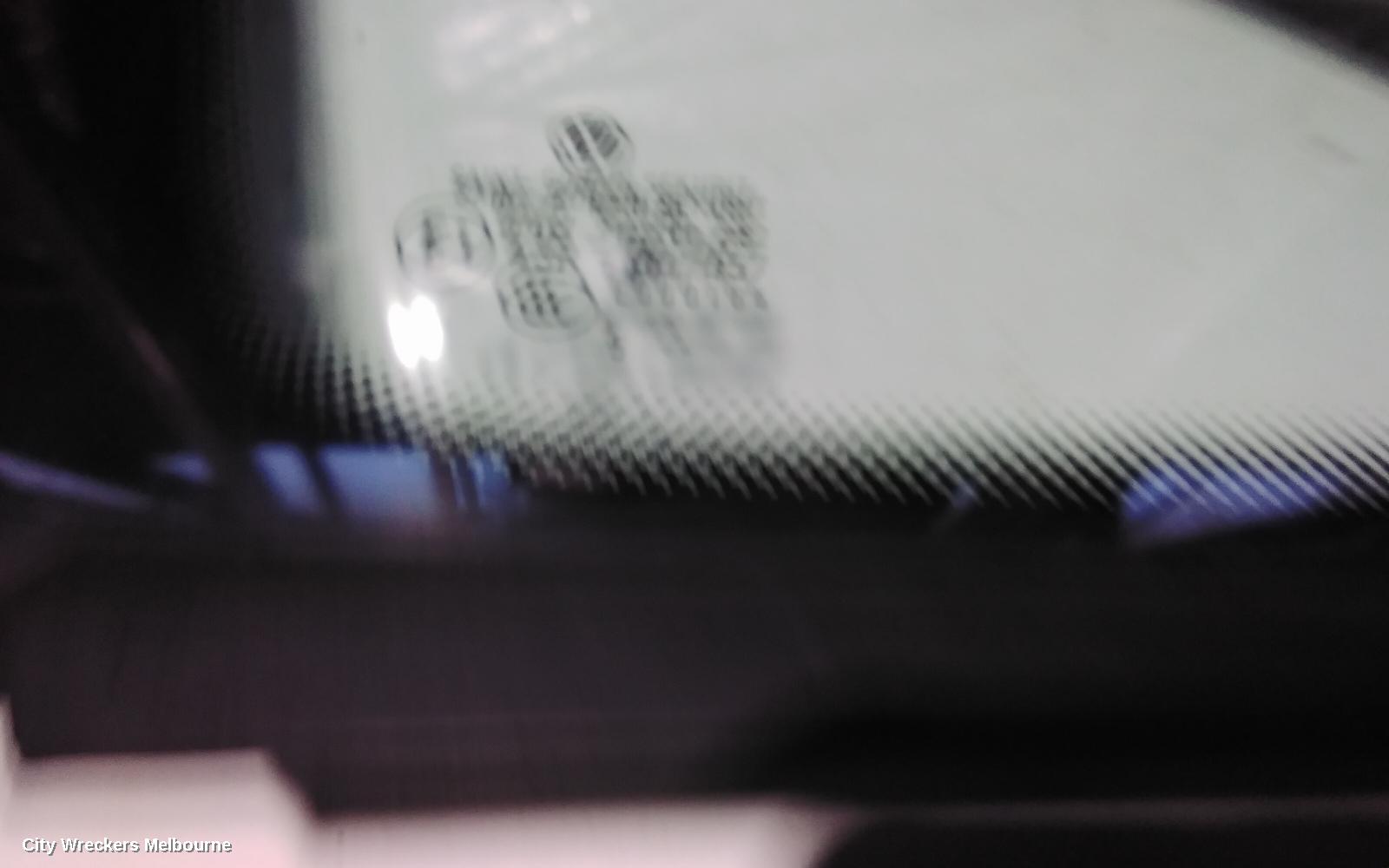 VOLKSWAGEN CADDY RIGHT FRONT 1/4 DOOR GLASS, 2K, IN BODY, 12/2004 - 06/2015 - Image 3