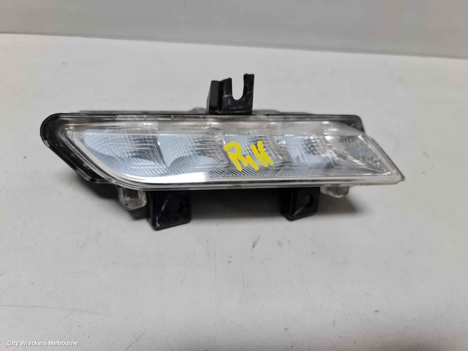 RENAULT CLIO RIGHT INDICATOR/FOG/SIDE, DAYTIME RUNNING LAMP, X98, AUTHENTIQUE/EXPRESSION/DYNAMIQUE, 09/2013 - 07/2016 - Image 1