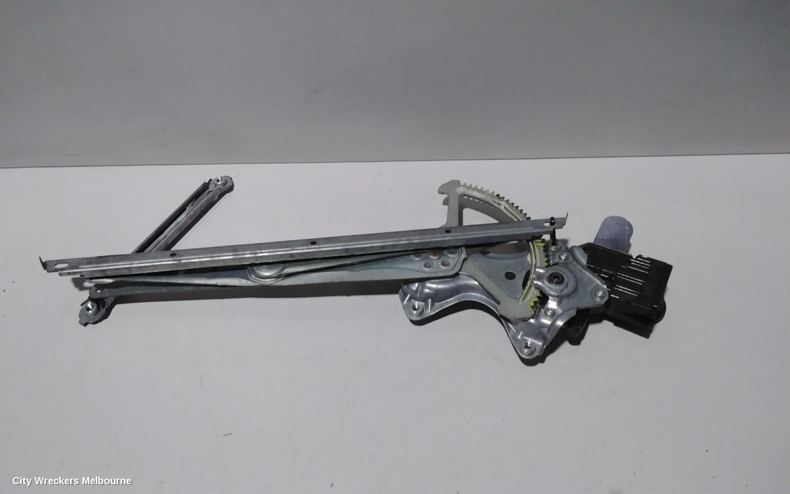 TOYOTA COROLLA RIGHT FRONT WINDOW REG/MOTOR, ZRE182R, HATCH, 01/2014 - 06/2018 - Image 2