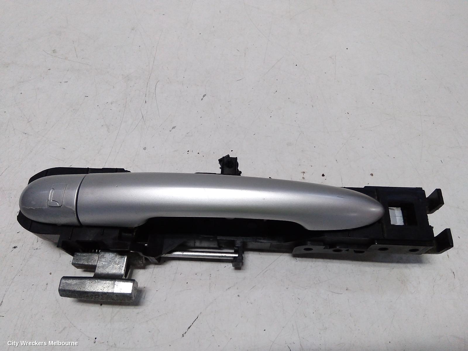 RENAULT KALEOS DOOR HANDLE, H45, OUTER, LH FRONT/REAR, 09/2008 - 10/2011 - Image 2