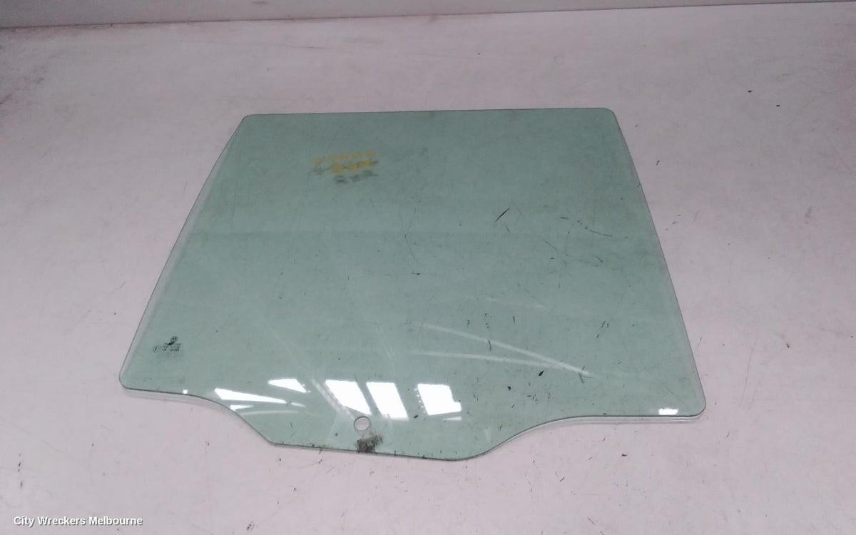 VOLKSWAGEN AMAROK RIGHT REAR DOOR WINDOW, 2H, GREEN TINT TYPE, 10/2010 - 09/2022 - Image 2