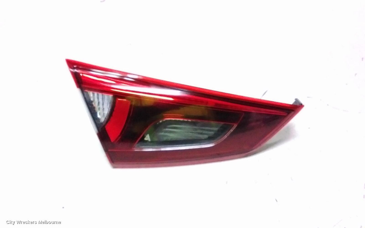 MAZDA 2 REAR GARNISH, DL, BOOTLID LAMP (LH SIDE), 08/2015 ONWARDS - Image 1