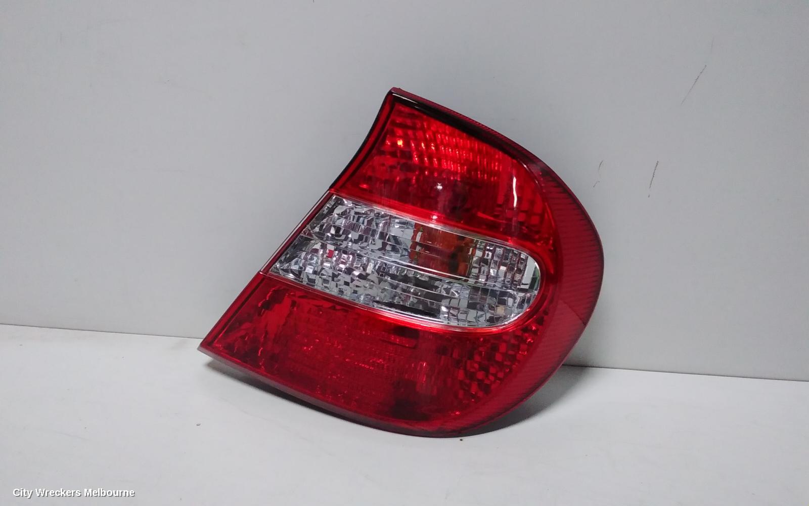 TOYOTA CAMRY RIGHT TAILLIGHT, SK36, REVERSE LAMP IN CENTRE, 08/2002 - 09/2004 - Image 1