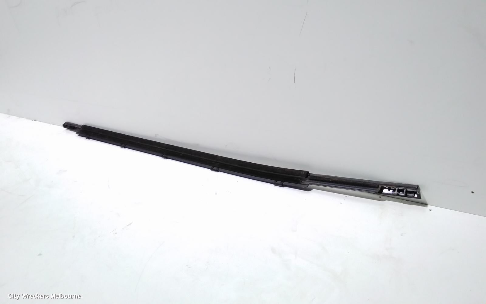 HYUNDAI SANTA FE DOOR MOULD, RHR CHROM MOULD: 89973, RH REAR, W/ CHROME INSERT TYPE, TM, 03/2018 ONWARDS - Image 3