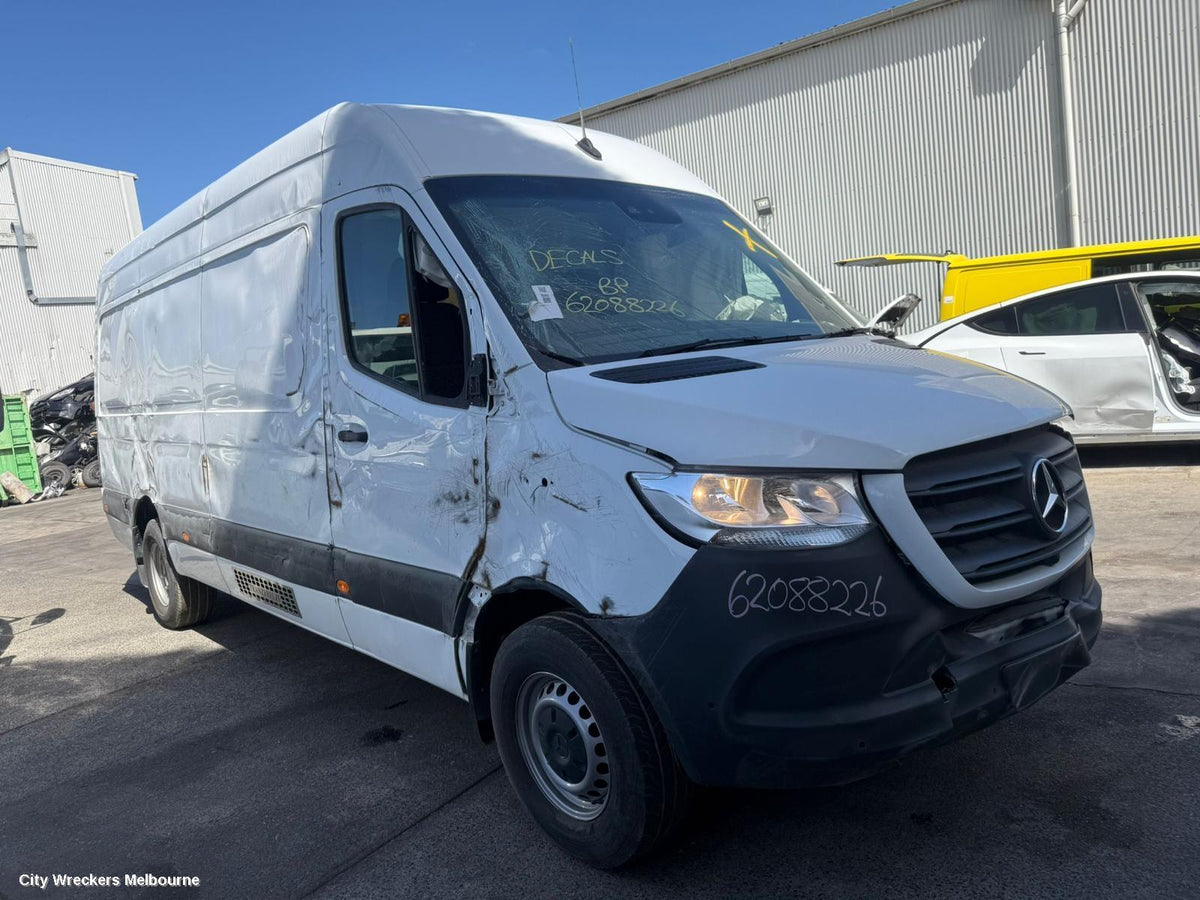 MERCEDES SPRINTER REVERSE CAMERA, VS30, FRONT CAMERA (GRILLE MOUNTED), 05/2018 ONWARDS - Image 2