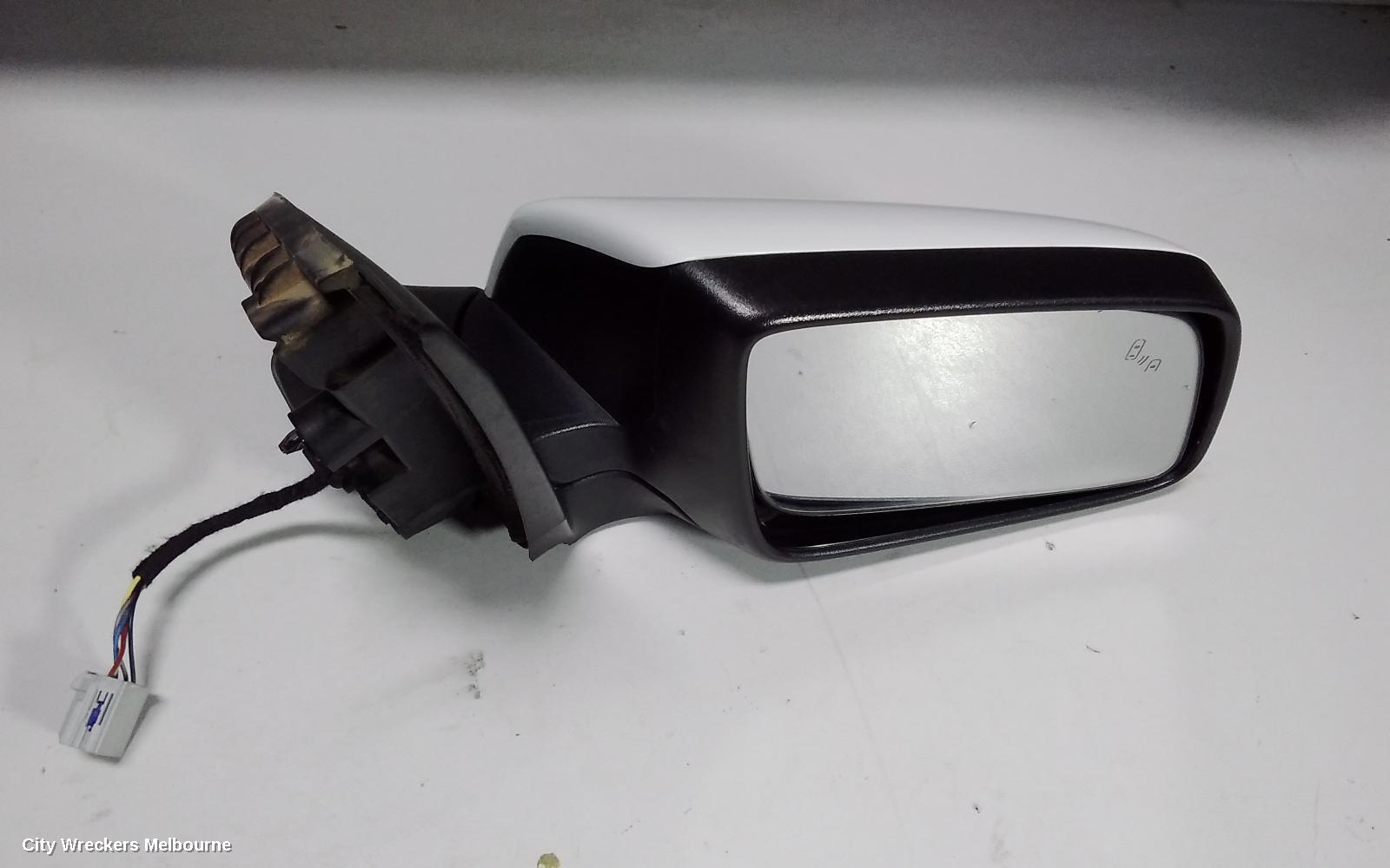 HOLDEN COMMODORE RIGHT DOOR MIRROR, VF, COLOUR CODED/BLACK, NON BLINDSPOT TYPE, 05/2013 - 12/2017 - Image 1