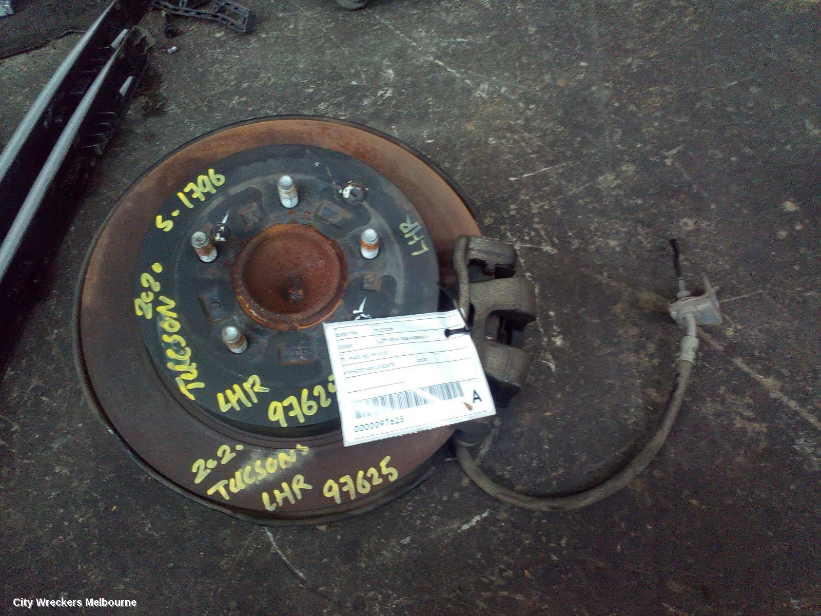 HYUNDAI TUCSON LEFT REAR HUB ASSEMBLY, TL, AWD, 07/2015 - 01/2021 - Image 2