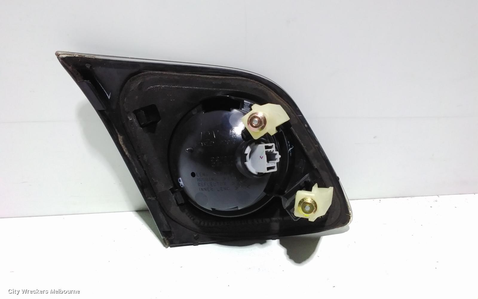 MAZDA 3 REAR GARNISH, TAILGATE LAMP (RH SIDE), 2.3, HATCH, BK, 10/2003 - 06/2006 - Image 2