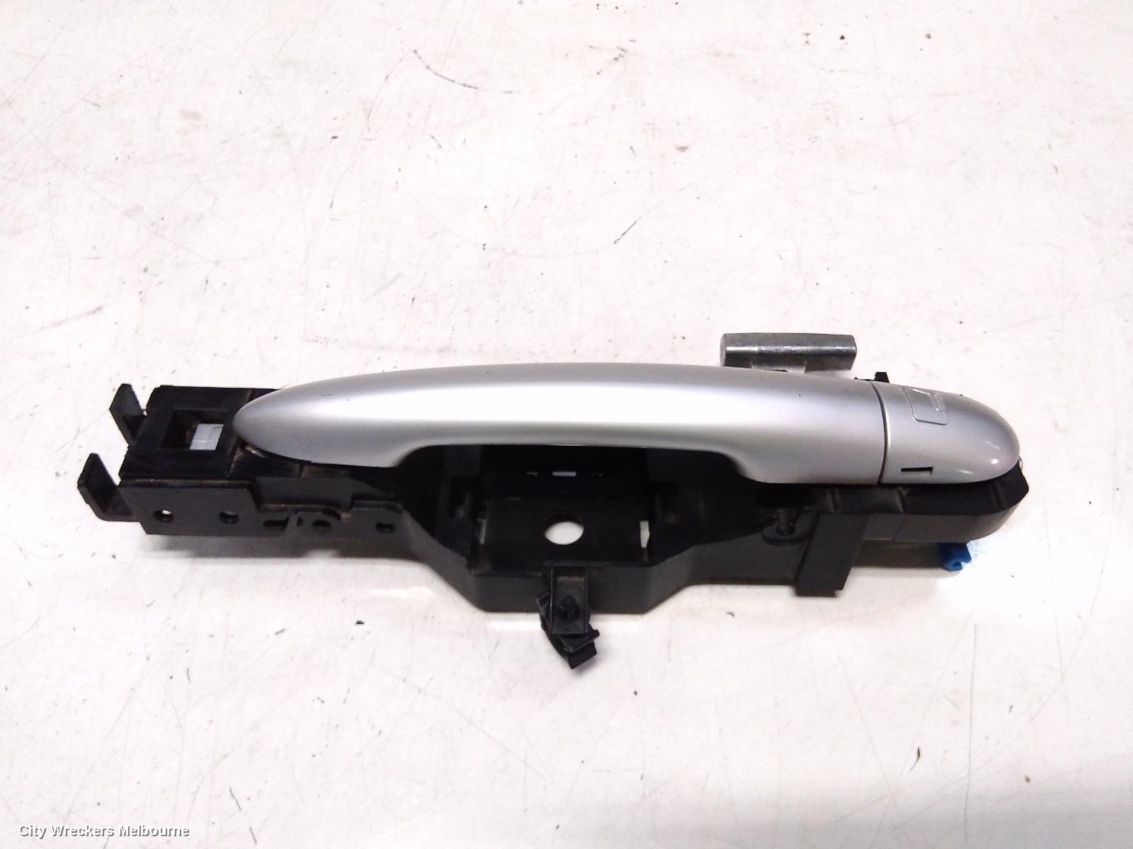 RENAULT KALEOS DOOR HANDLE, H45, OUTER, LH FRONT/REAR, 09/2008 - 10/2011 - Image 3
