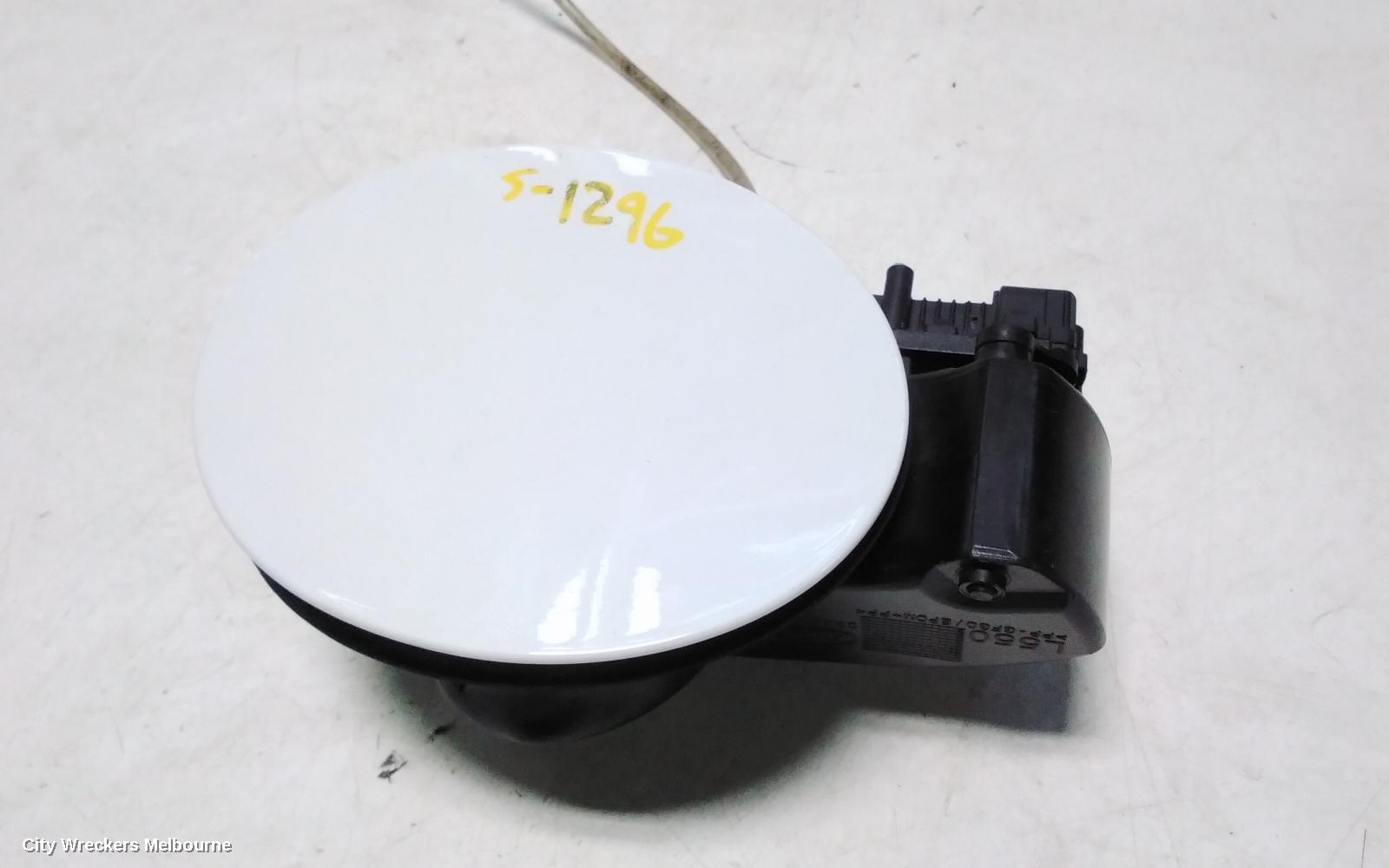 LAND ROVER DISCOVERY SPORT FUEL DOOR / FILLER, L550, FUEL DOOR, 01/2015 - 06/2019 - Image 3