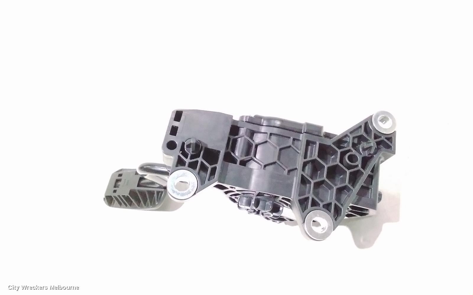 TOYOTA HIACE PEDAL ASSEMBLY, 300 SERIES, 02/2019 ONWARDS - Image 3