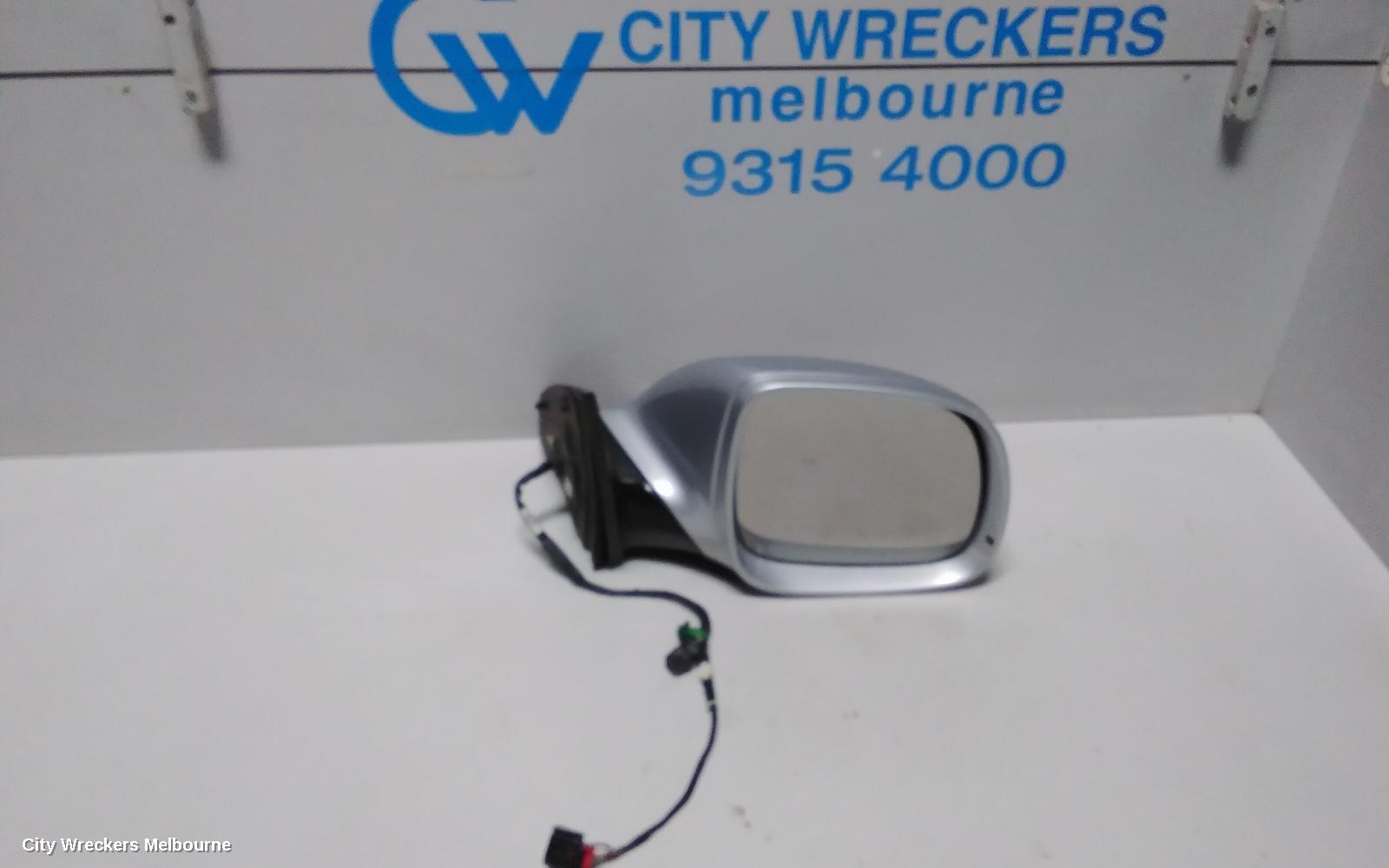AUDI Q7 RIGHT DOOR MIRROR, 4L, MANUAL FOLD, W/ INDICATOR, NON MEMORY & NO LANE CHANGE ASSIST TYPE, 09/2006 - 09/2009 - Image 1