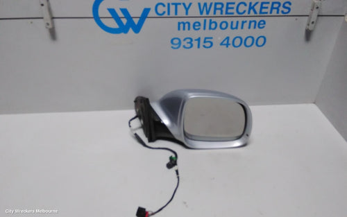 AUDI Q7 RIGHT DOOR MIRROR, 4L, MANUAL FOLD, W/ INDICATOR, NON MEMORY & NO LANE CHANGE ASSIST TYPE, 09/2006 - 09/2009 - Image 1