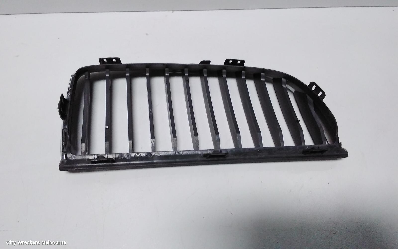 BMW 3 SERIES GRILLE, RADIATOR GRILLE (LH SIDE), E90/E91, SEDAN/WAGON, BLACK/CHROME, 03/2005 - 08/2008 - Image 2
