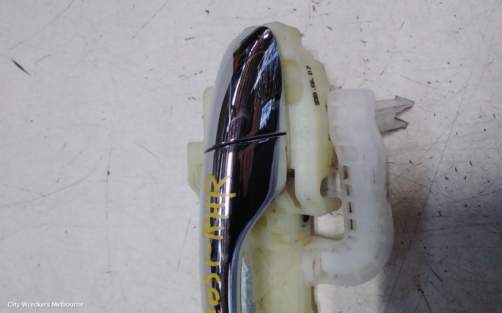 KIA SORENTO DOOR HANDLE, OUTER, RH FRONT/REAR, NON KEYLESS ENTRY TYPE, UM, 03/2015 - 01/2020 - Image 2