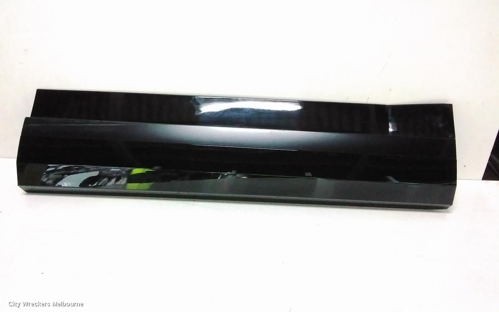 HYUNDAI SANTA FE DOOR MOULD, MX5, RH FRONT, MATTE BLACK, NON GREY INSERT, 11/2023 ONWARDS - Image 1