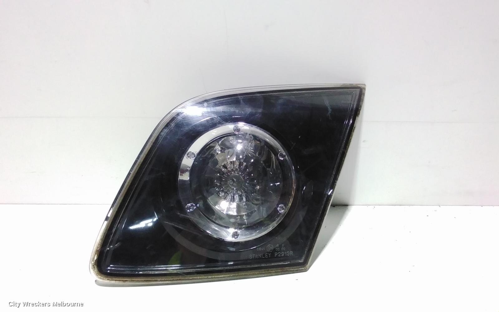 MAZDA 3 REAR GARNISH, TAILGATE LAMP (RH SIDE), 2.3, HATCH, BK, 10/2003 - 06/2006 - Image 1