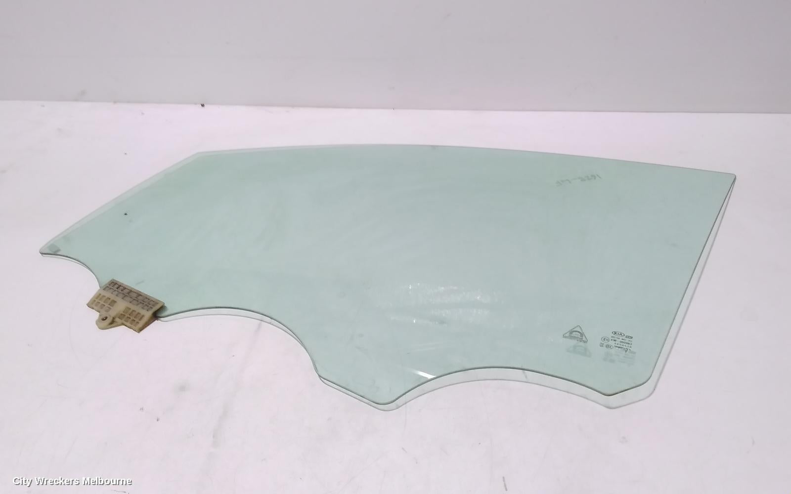 KIA CARNIVAL/GRAND CARNIVAL LEFT FRONT DOOR WINDOW, YP, 02/2015 - 10/2020 - Image 1