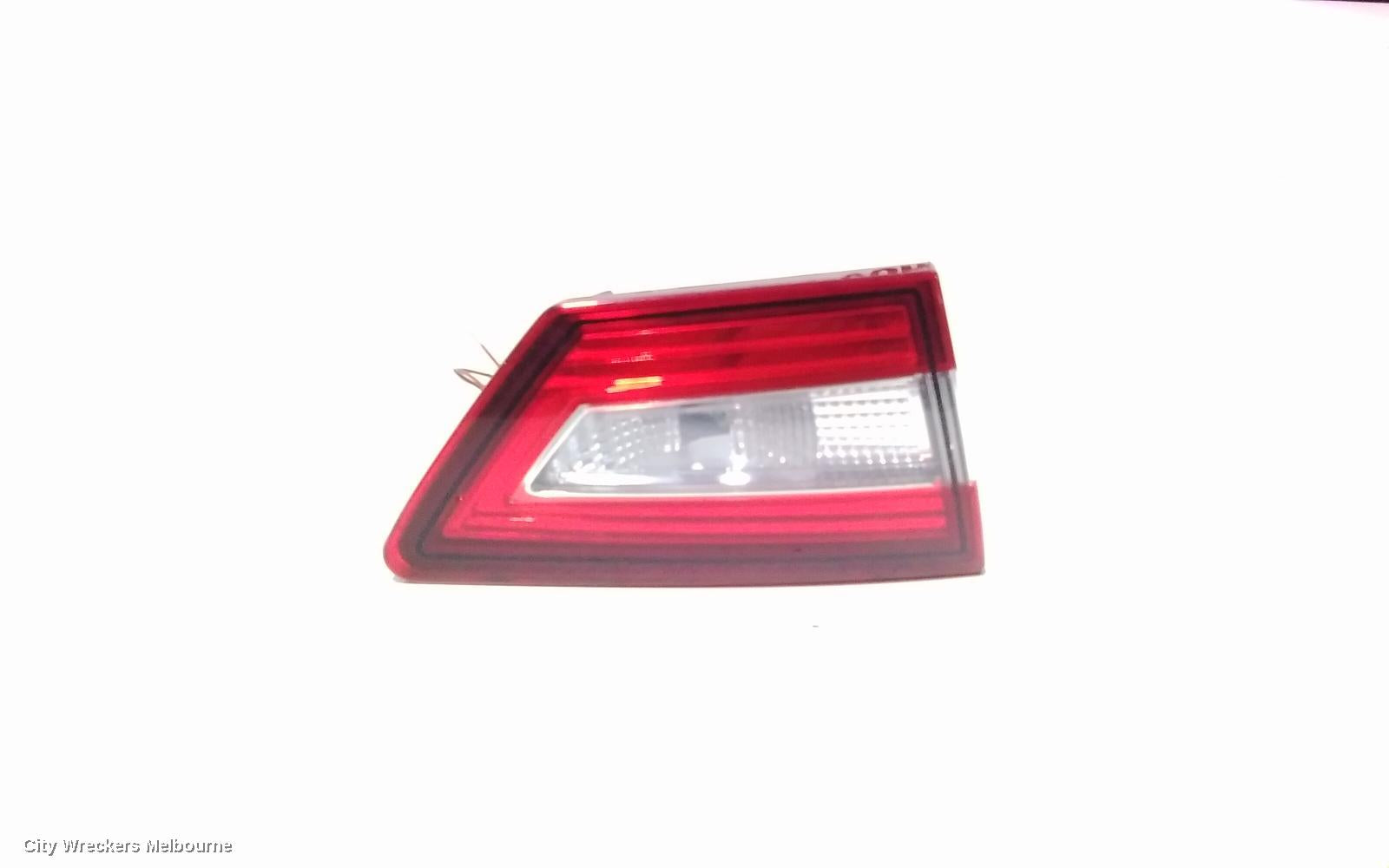 RENAULT CLIO REAR GARNISH, TAILGATE LAMP (LH SIDE), X98, NON LED TYPE, 09/2013 - 10/2019 - Image 2