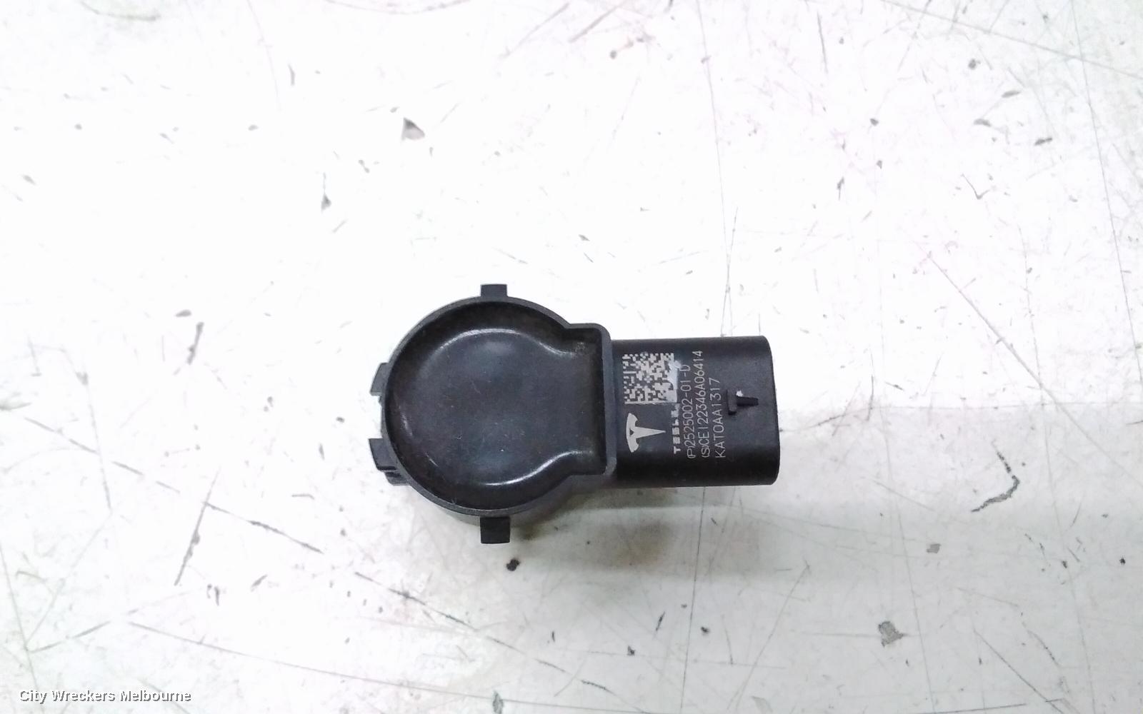 TESLA MODEL Y, 1ST GEN, 03/2022 ONWARDS, FRONT BAR CRASH SENSOR: 138235 - Image 1