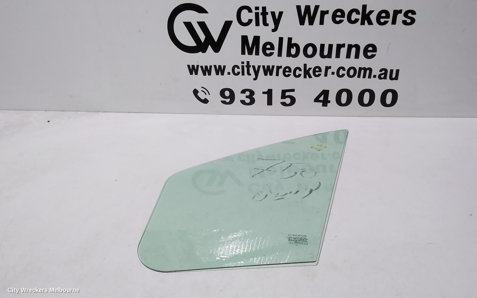 MITSUBISHI EXPRESS LEFT FRONT 1/4 DOOR GLASS, SN, 03/2020 - 12/2022 - Image 1