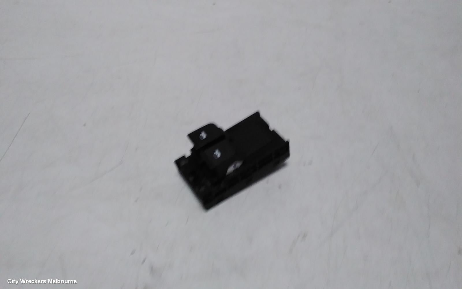 LDV G10 PWR DR WIND SWITCH, RH FRONT (MASTER SWITCH), SV7A/SV7C, WAGON/VAN, 04/2015 ONWARDS - Image 2