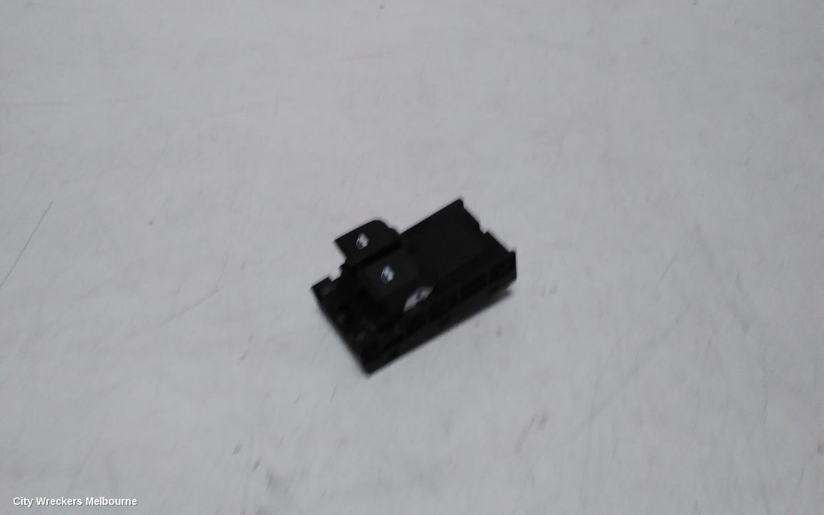 LDV G10 PWR DR WIND SWITCH, RH FRONT (MASTER SWITCH), SV7A/SV7C, WAGON/VAN, 04/2015 ONWARDS - Image 2