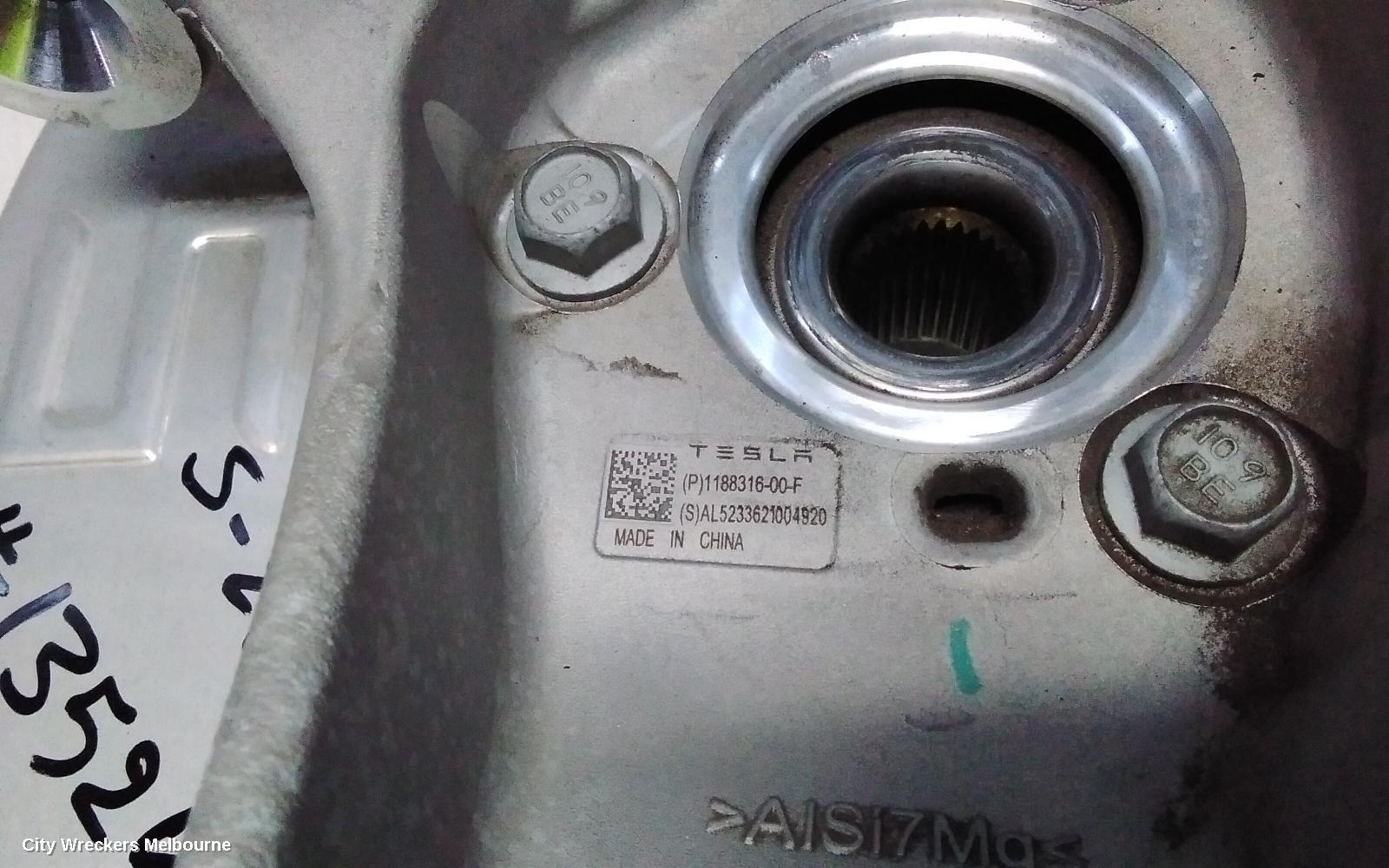 TESLA MODEL Y RIGHT FRONT HUB ASSEMBLY, 1ST GEN, AWD, DUAL MOTOR TYPE, 03/2022 ONWARDS - Image 3