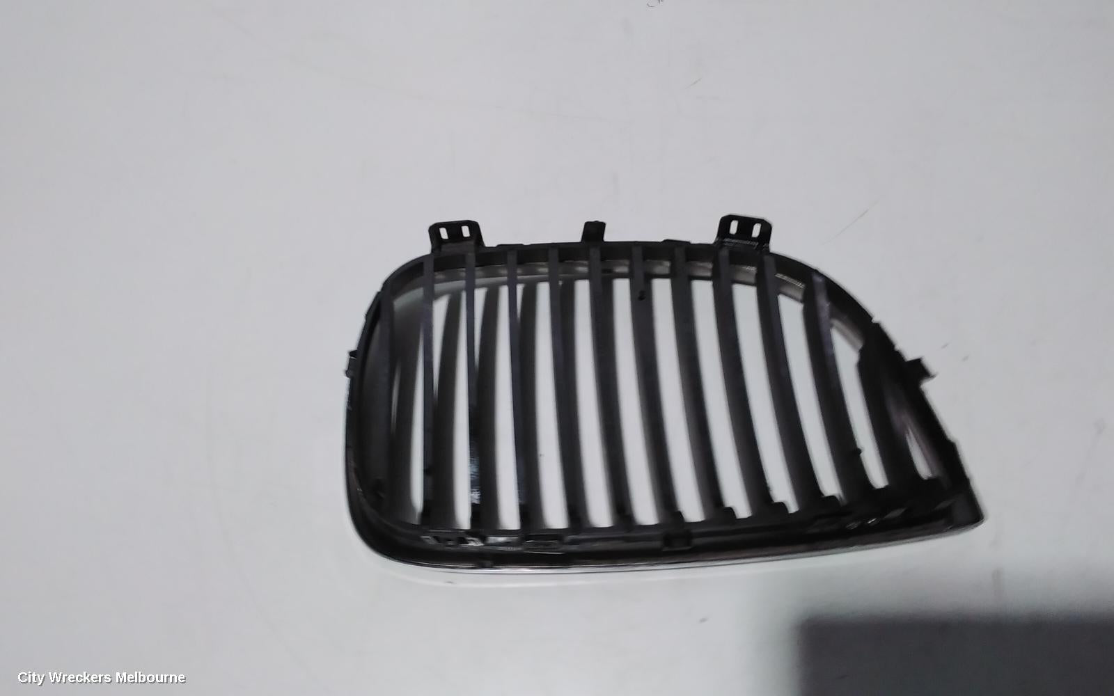 BMW 1 SERIES GRILLE, RADIATOR GRILLE (LH SIDE), E87, HATCH, CHROME, 10/2004 - 09/2011 - Image 3