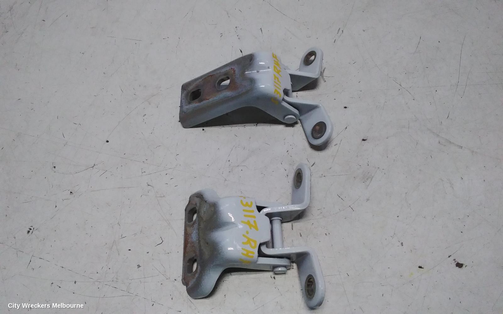 LDV G10 DOOR HINGE/RUNNER, UPPER, RH FRONT, SV7A/SV7C, WAGON/VAN, 04/2015 ONWARDS - Image 2