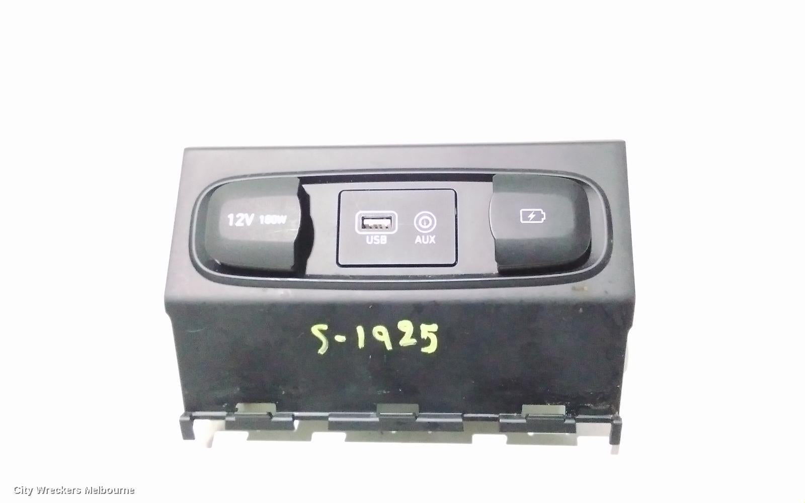 HYUNDAI SANTA FE, TM, 03/2018 - 10/2023, LIGHTER AND USB PORT: 89886 - Image 1