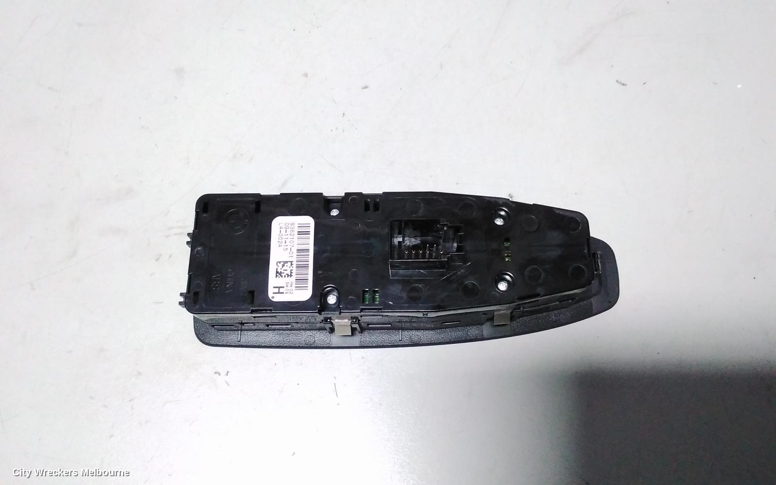BMW 3 SERIES PWR DR WIND SWITCH, RH FRONT (MASTER SWITCH), NON FOLDING MIRROR, NON AUTO DIP, NON SUN BLIND BUTTON TYPE, F30, SEDAN, 11/2011 - 02/2019 - Image 3