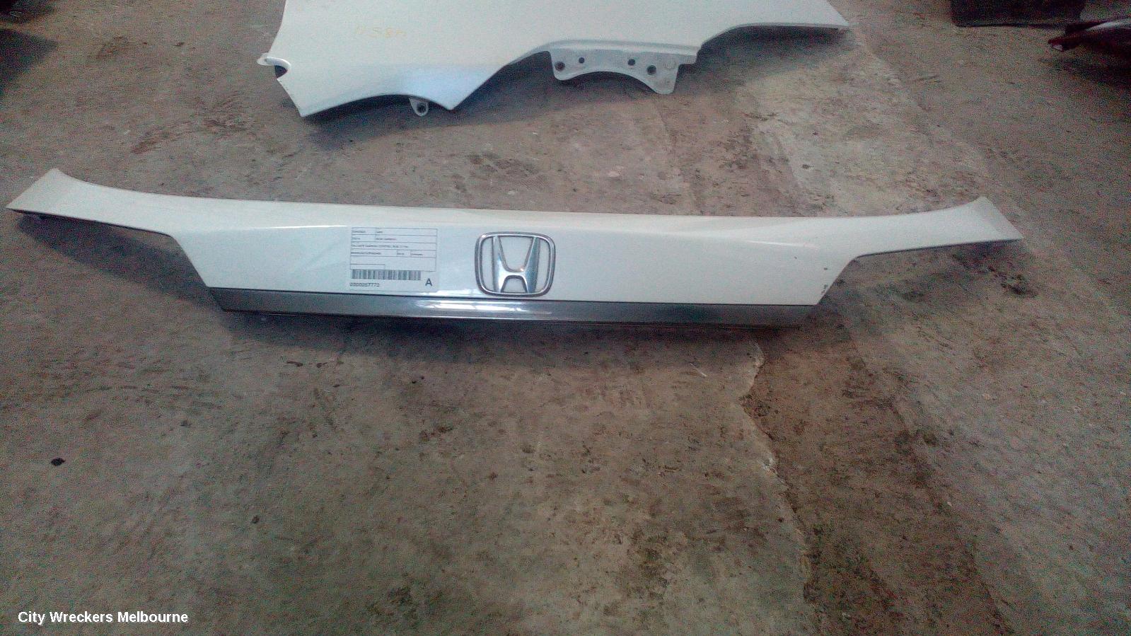 HONDA HRV REAR GARNISH, TAILGATE GARNISH (CENTRE), RU5, 07/2018 ONWARDS - Image 3