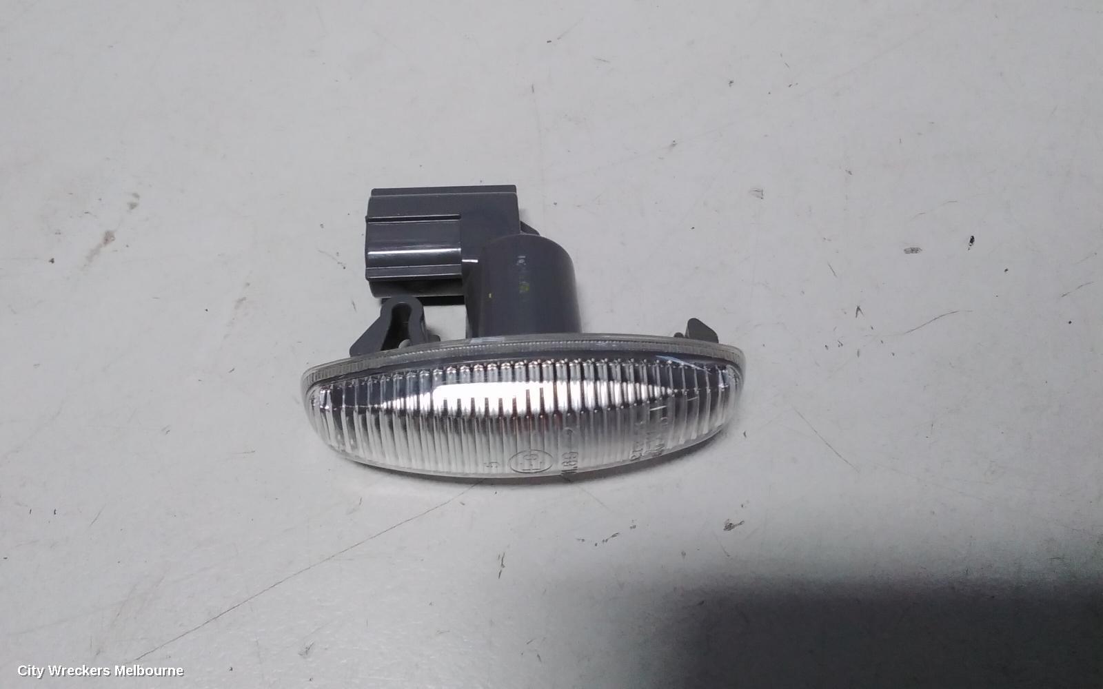 TOYOTA HILUX RIGHT INDICATOR/FOG/SIDE, GUARD FLASHER (REPEATER), 09/2015 ONWARDS - Image 2