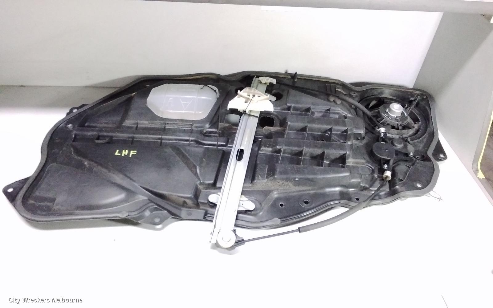 MAZDA 2 LEFT FRONT WINDOW REG/MOTOR, DE SERIES, POWER, 5DR HATCH, 09/2007 - 09/2014 - Image 1