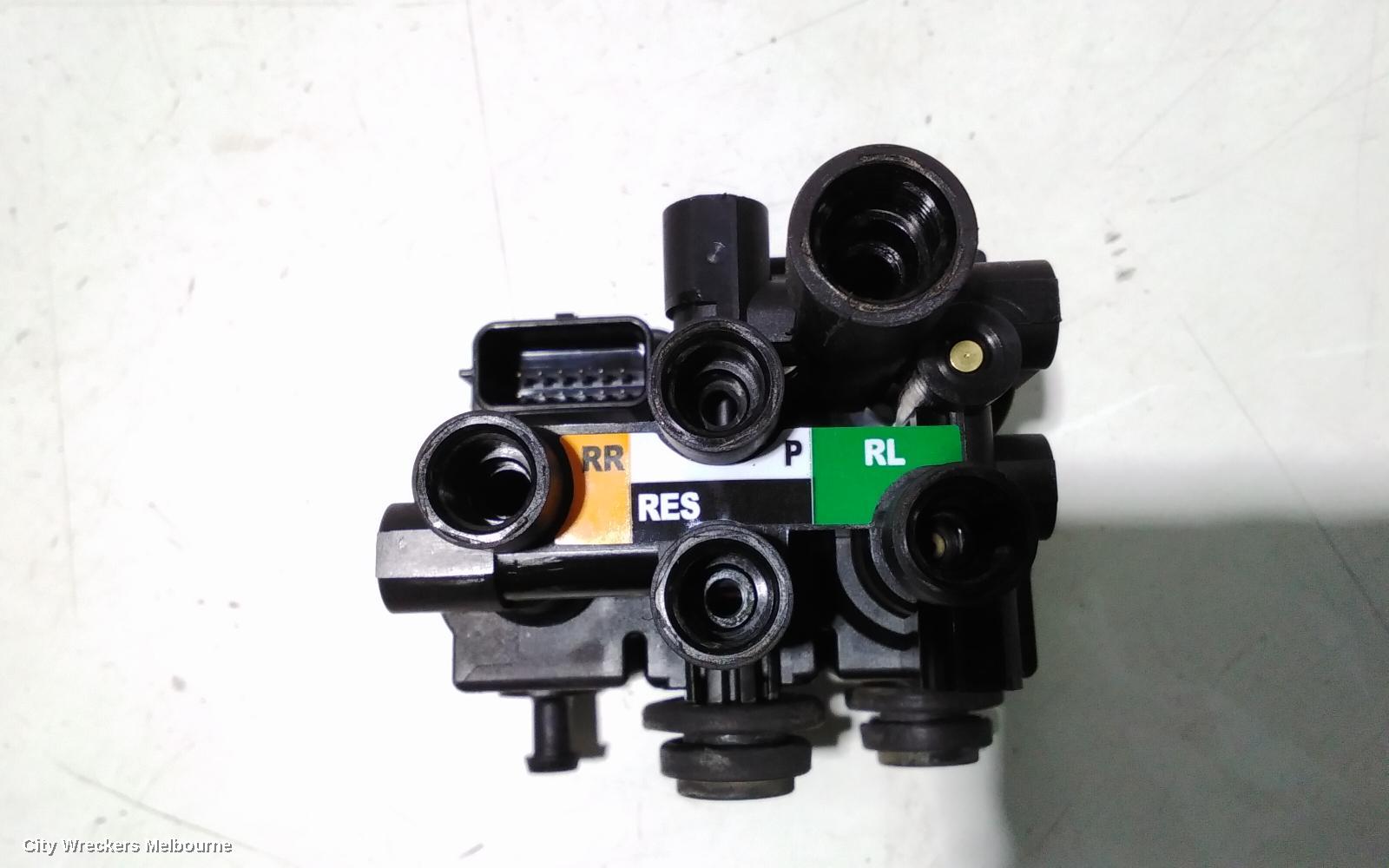 LAND ROVER RANGEROVER SPORT AIR RIDE COMPRESSOR, LEVELLING VALVE BLOCK (REAR), L494, 12/2013 - 05/2018 - Image 2