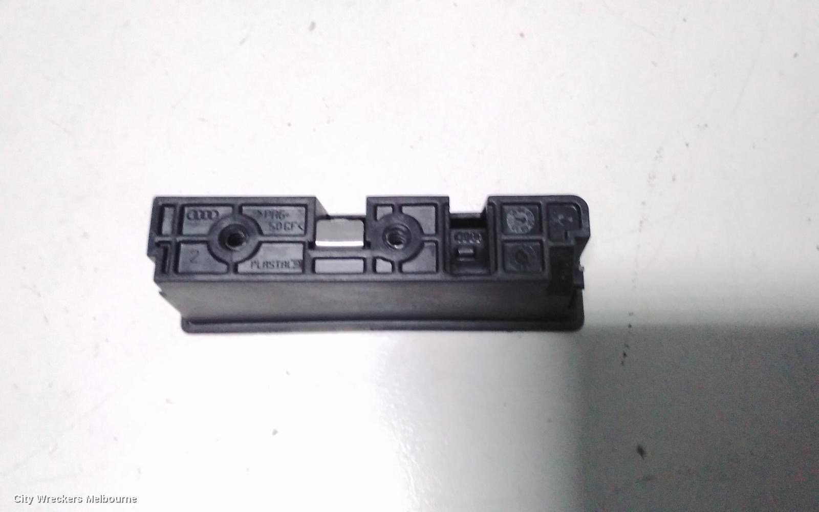 AUDI Q7 TAILGATE HANDLE, 4L, 09/2006 - 08/2015 - Image 3
