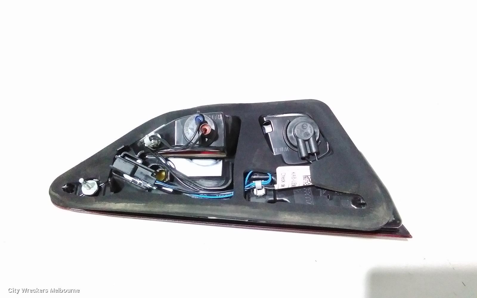 HOLDEN COMMODORE REAR GARNISH, TAILGATE LAMP (RH SIDE), ZB, HATCH, NON LED TYPE, 10/2017 - 12/2020 - Image 3