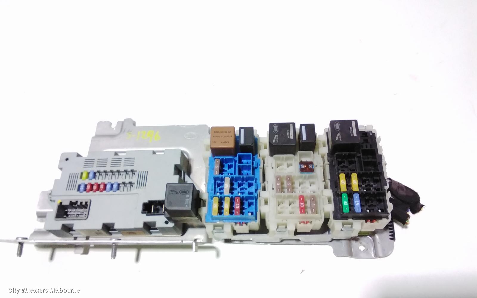 LAND ROVER DISCOVERY SPORT FUSE BOX, IN BOOT, L550, 01/2015 ONWARDS - Image 2