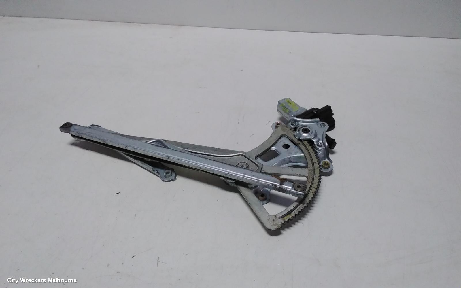 TOYOTA HILUX RIGHT FRONT WINDOW REG/MOTOR, POWER, 03/2005 - 08/2015 - Image 1