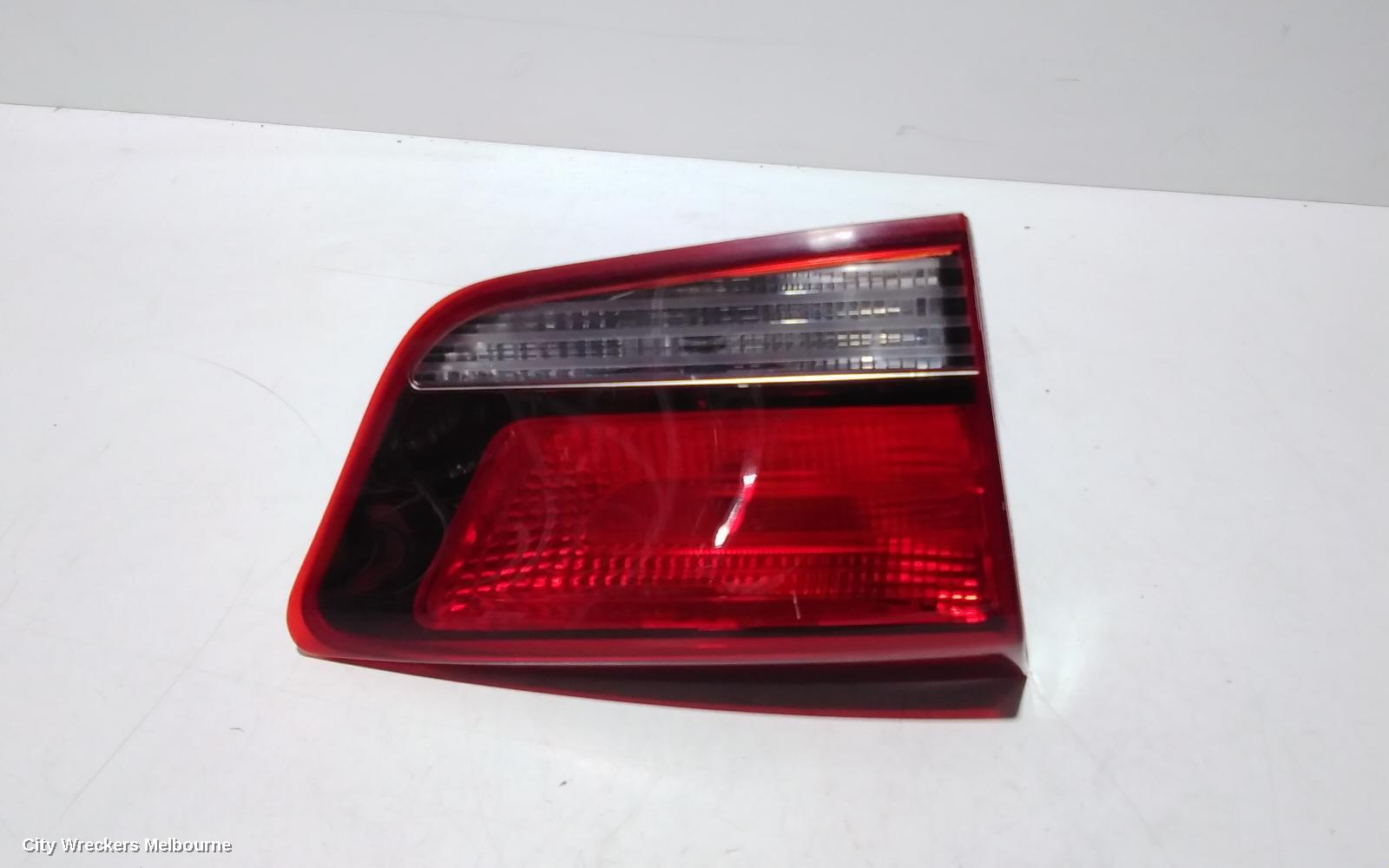 KIA RIO REAR GARNISH, TAILGATE LAMP (LH SIDE), YB, S/SI/SPORT, STANDARD TYPE, 12/2016 ONWARDS - Image 1