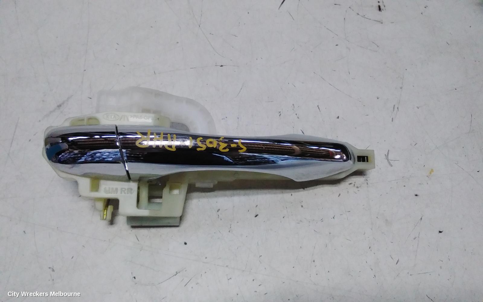 KIA SORENTO DOOR HANDLE, OUTER, RH FRONT/REAR, NON KEYLESS ENTRY TYPE, UM, 03/2015 - 01/2020 - Image 1