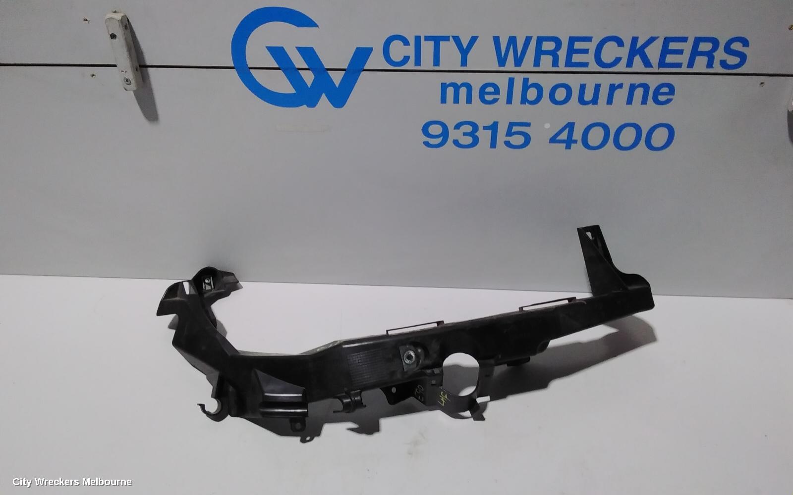 BMW 3 SERIES, E90, 03/2005 - 12/2013, 5164 7 138 402   RH HEAD LIGHT BRAKET: 85083 - Image 1