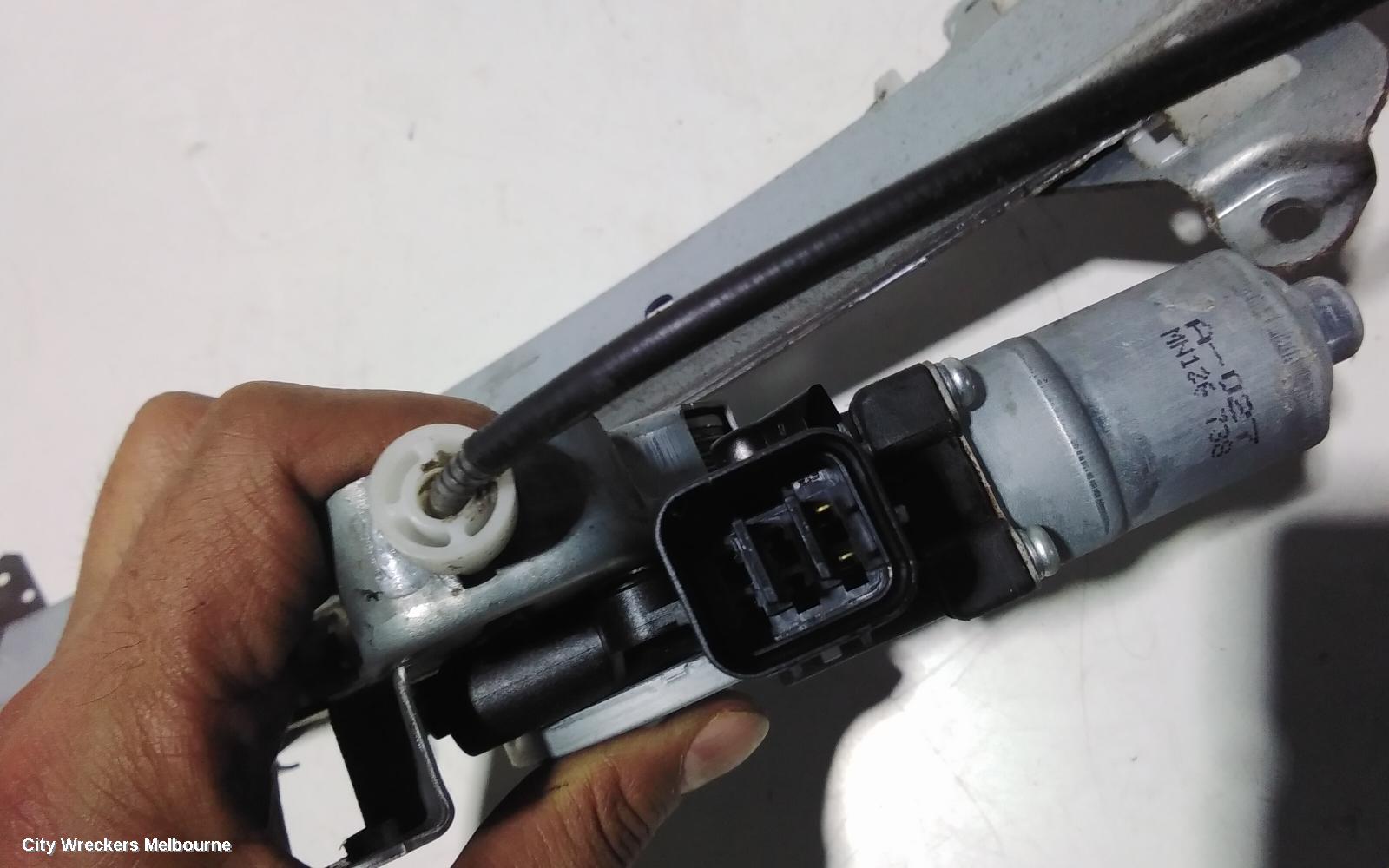 MITSUBISHI LANCER RIGHT FRONT WINDOW REG/MOTOR - Image 3