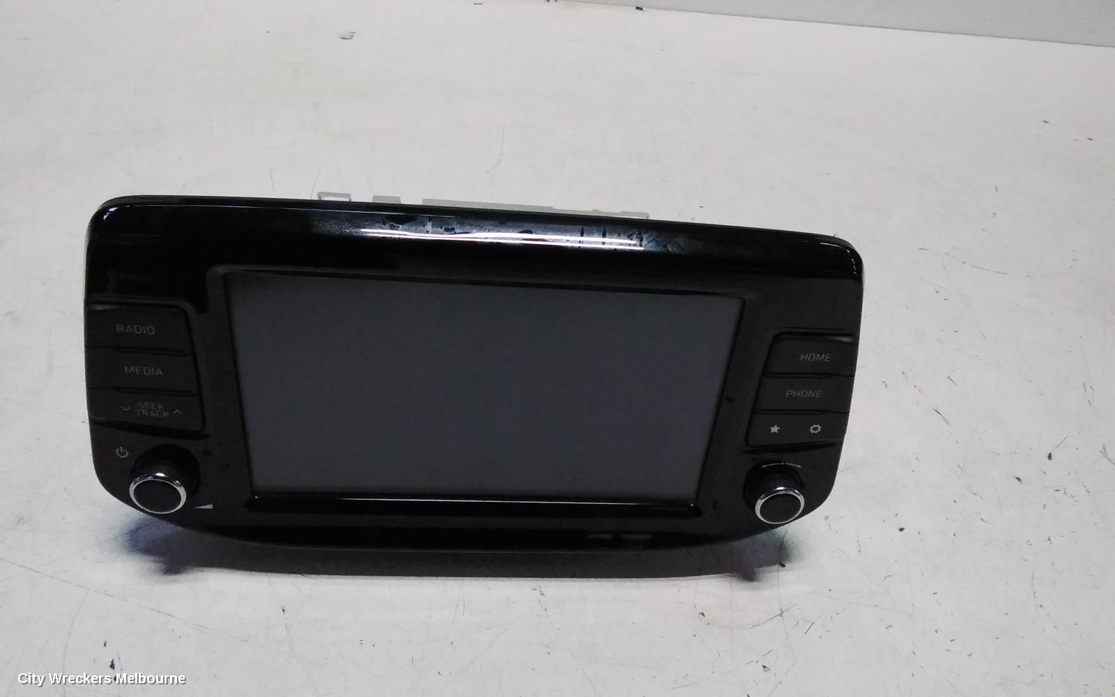 HYUNDAI I30 RADIO/CD/DVD/SAT/TV, HEAD UNIT, W/ DISPLAY UNIT, 8IN TOUCHSCREEN, W/ SAT NAV/PREMIUM AUDIO TYPE, PD, HATCH (S. KOREA VIN KMHH), 03/2017 - 07/2020 - Image 1