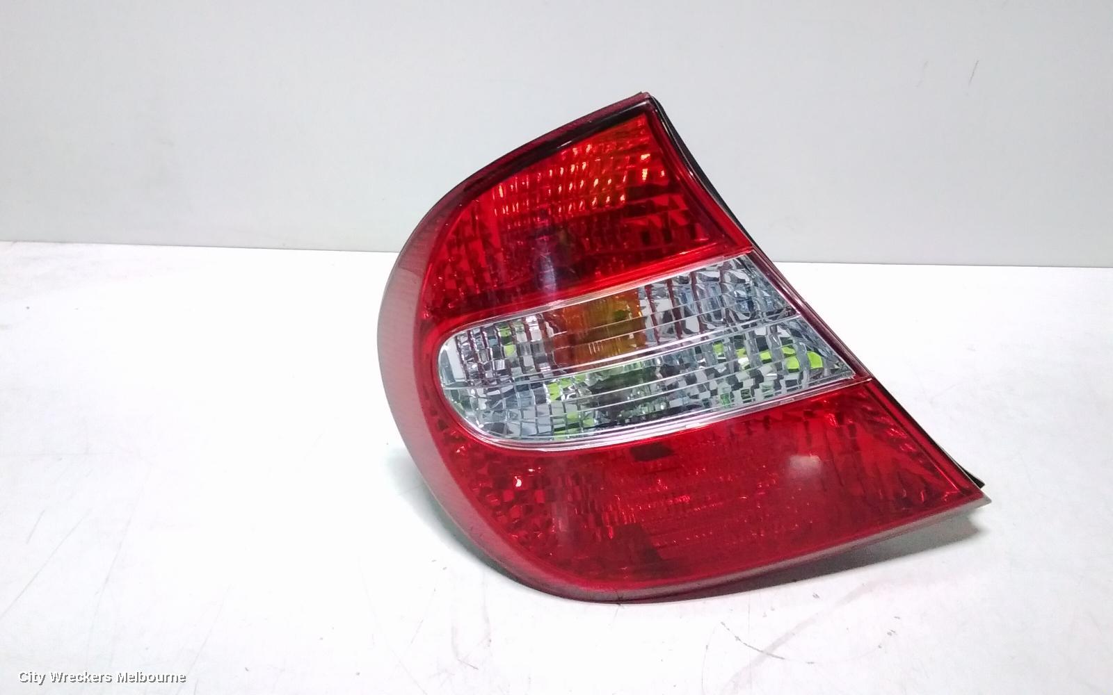 TOYOTA CAMRY LEFT TAILLIGHT, SK36, REVERSE LAMP IN CENTRE, 08/2002 - 09/2004 - Image 2