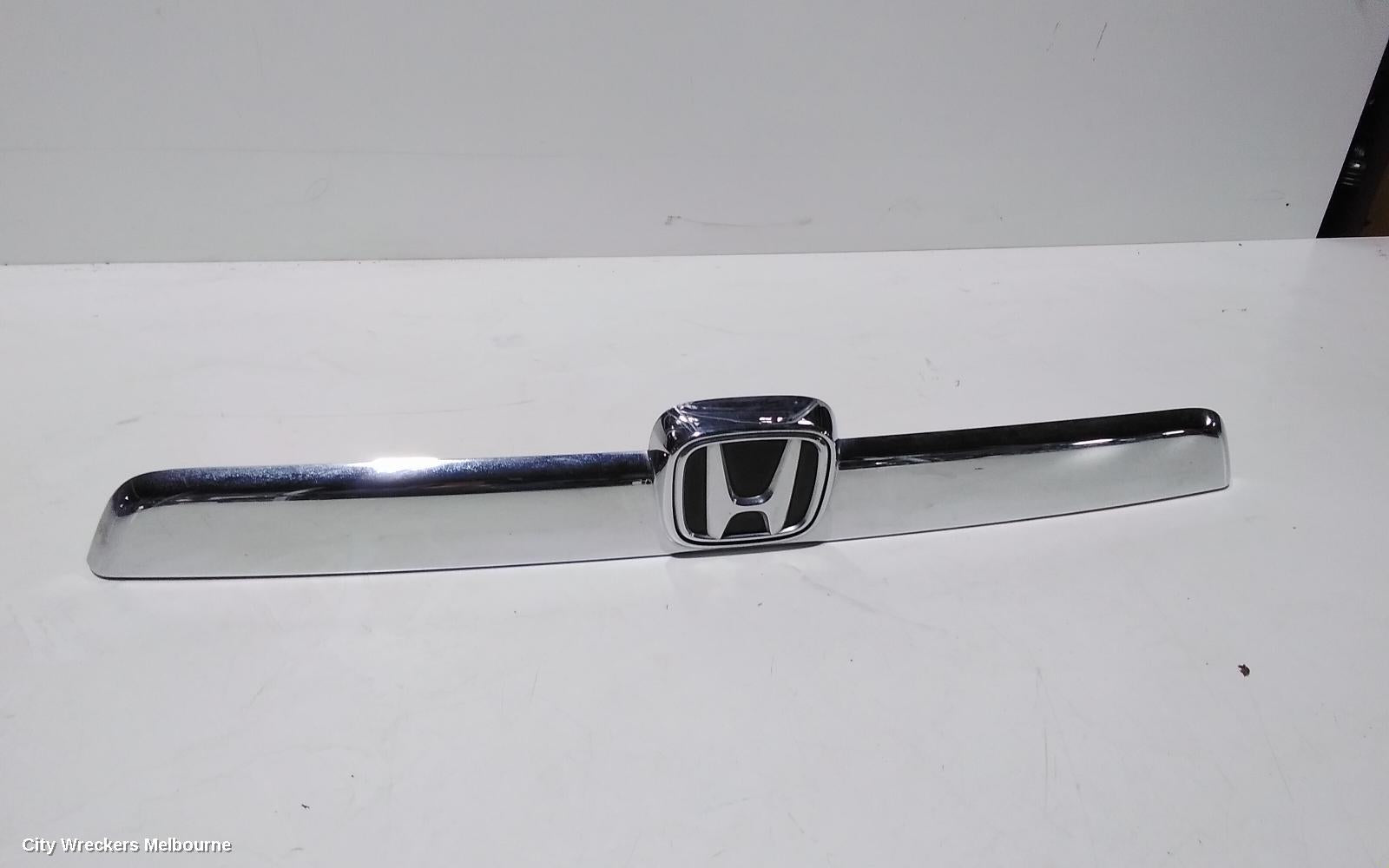 HONDA CRV REAR GARNISH, TAILGATE GARNISH (UPPER NUMBER PLATE LAMP), RE, 03/2007 - 10/2012 - Image 2