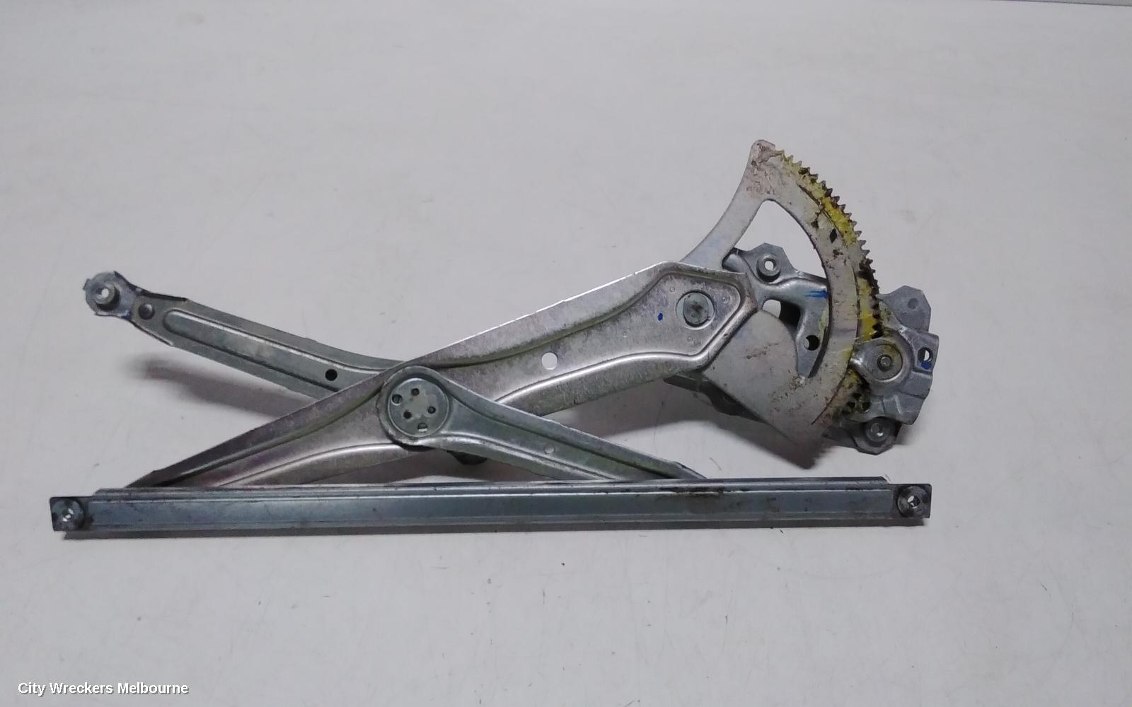 TOYOTA HILUX RIGHT FRONT WINDOW REG/MOTOR, MANUAL, 03/2005 - 08/2015 - Image 3