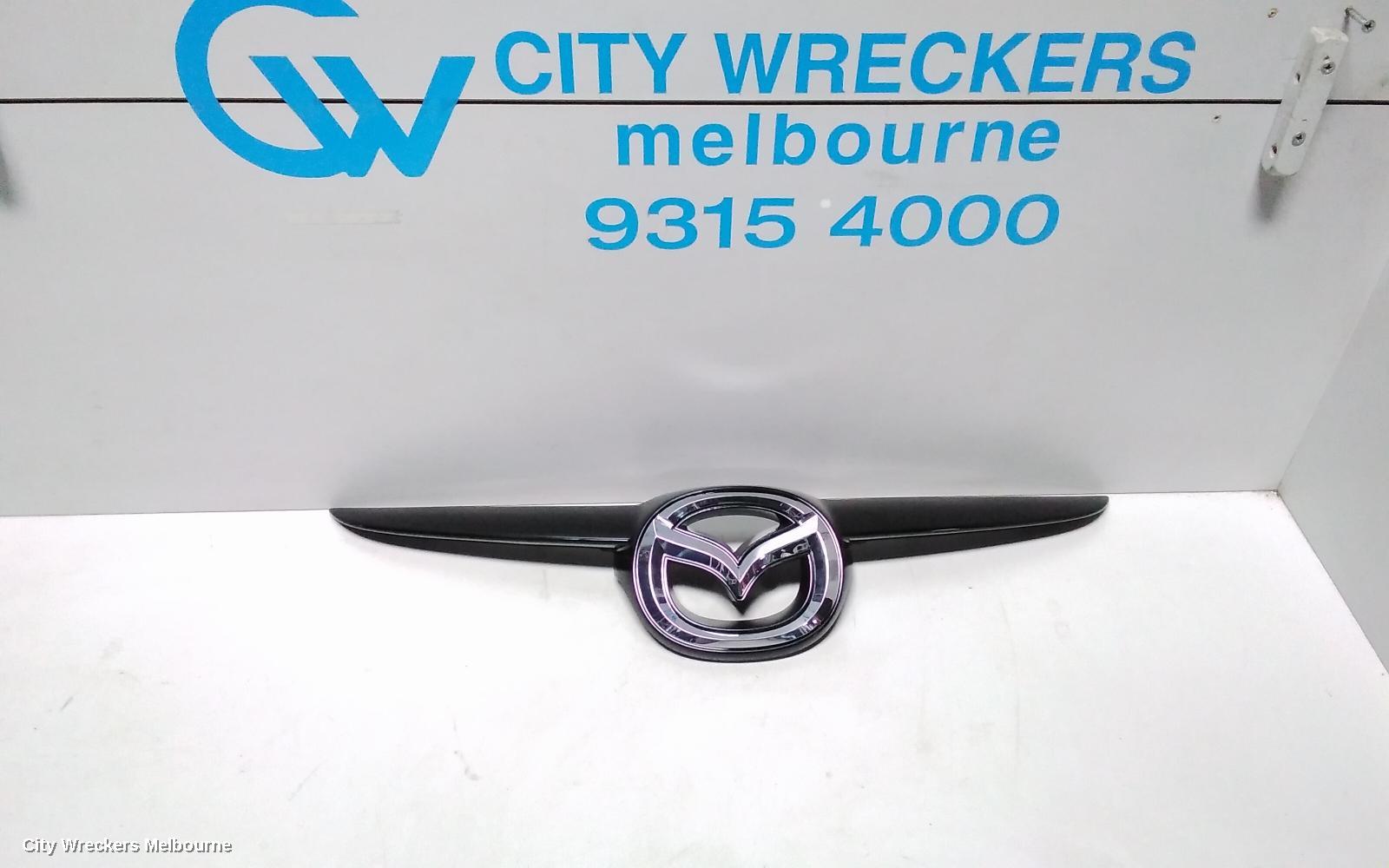 MAZDA 2 GRILLE, RADIATOR GRILLE, DE SERIES, HATCH, 05/2010 - 09/2014 - Image 1